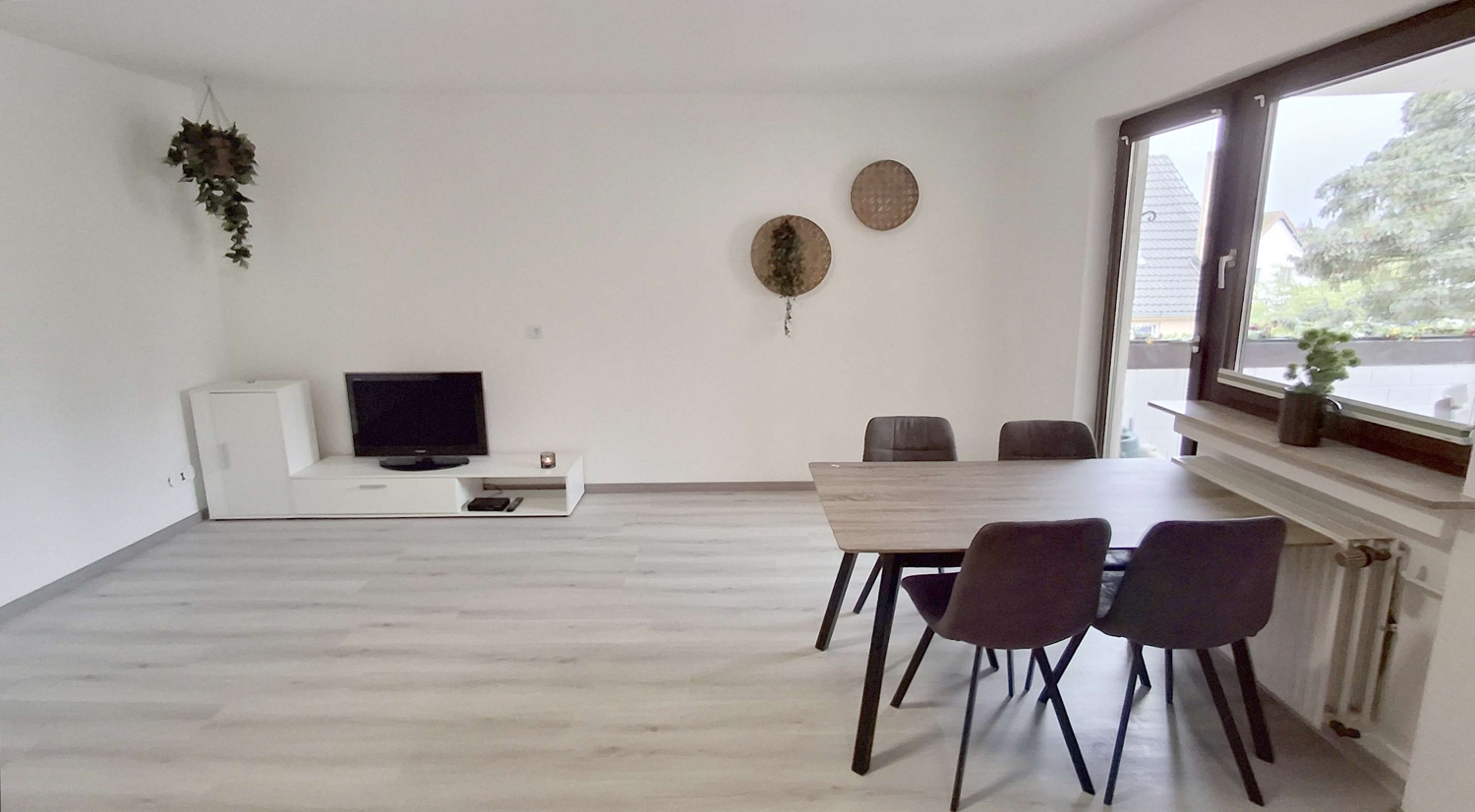 Einziehen und wohlfühlen: Renovierte möblierte Wohnung in Bergisch Gladbach - Photo 2